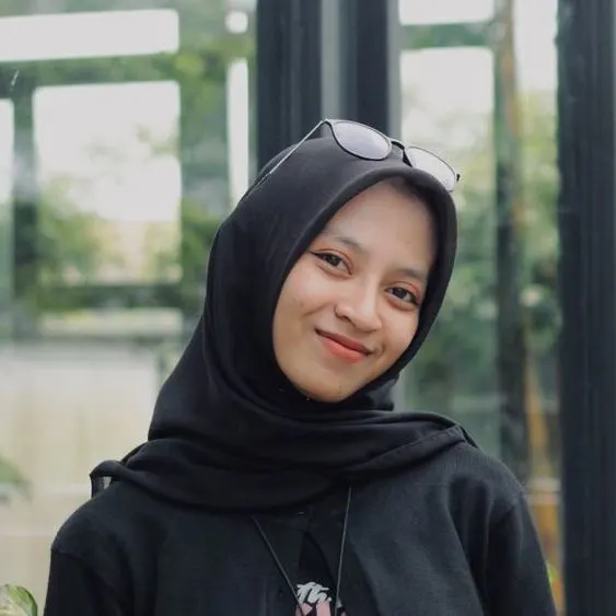 Tiara, Pemilik Toko Aksesoris